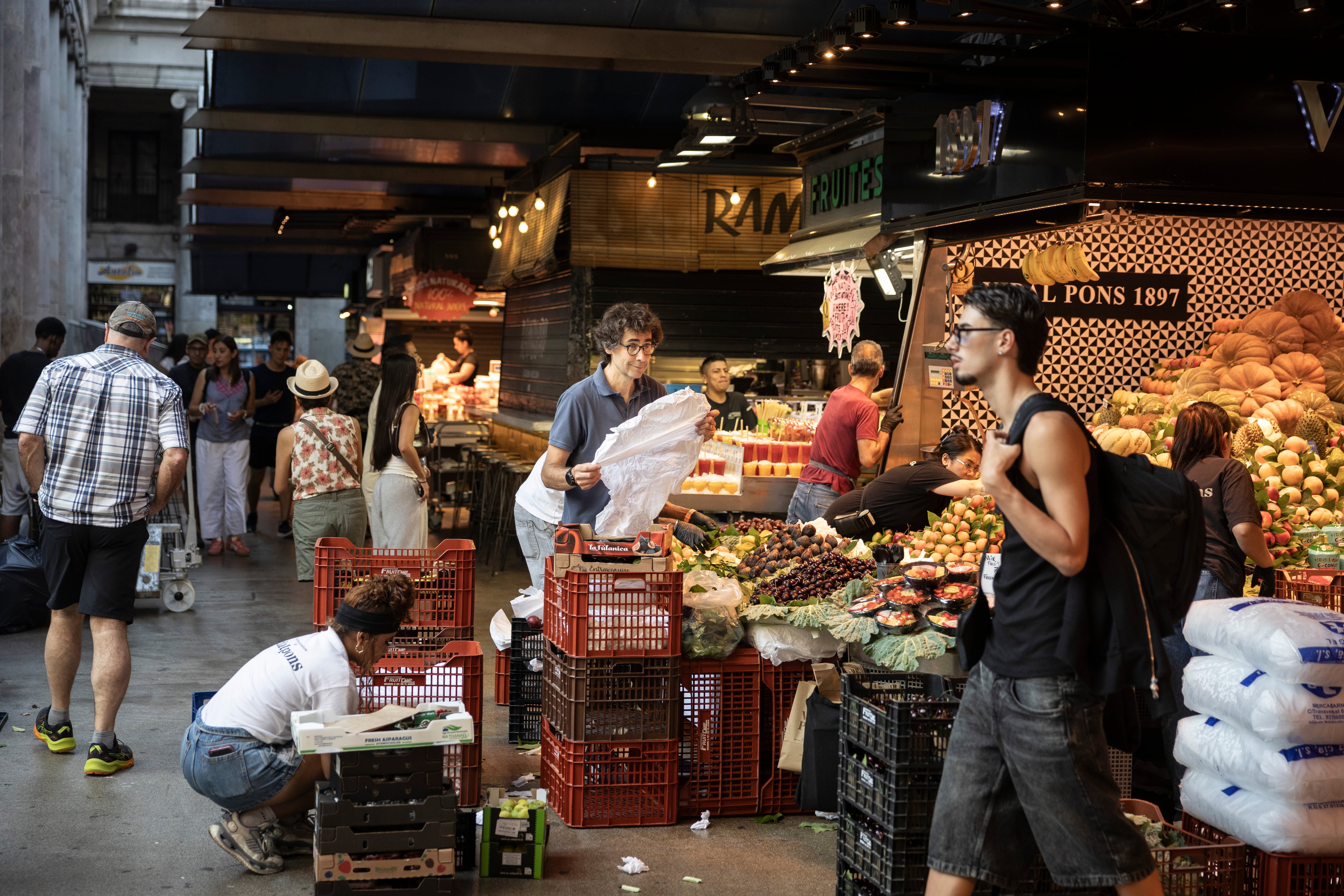 Varias personas entre los puestos del Mercado de la Boqueria, en Barcelona, el pasado 7 de agosto.