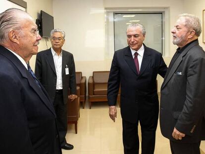 Los expresidentes Sarney (izquierda) y Lula (derecha). En el centro. Michel Temer