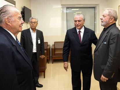 Los expresidentes Sarney (izquierda) y Lula (derecha). En el centro. Michel Temer