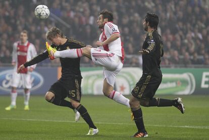 El jugadro del Ajax Sulejmani intenta controlar un balón entre Albiol y Coentrao.