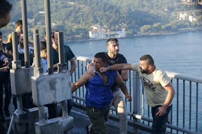 Un civil da un puñetazo a un soldado, participante en el golpe de Estado, en el puente del Bósforo de Estambul.