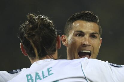 Cristiano Ronaldo celebra junto a Bale su primer gol (el del 0-2) al Borussia. 