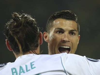 Cristiano Ronaldo celebra junto a Bale su primer gol (el del 0-2) al Borussia. 