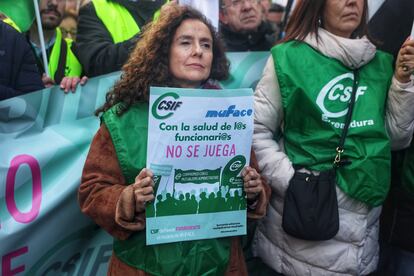 Una mujer sujeta un cartel este sbado durante la concentracin en Madrid.