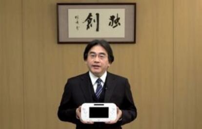 El presidente de Nintendo enseña la consola Wii U.