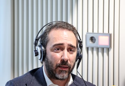 Víctor Aldama, en los estudios que la emisora colombiana W Radio tiene en la Gran Vía madrileña durante la entrevista.