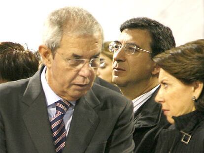 Emilio Pérez Touriño y Magdalena Álvarez, en Vila de Cruces (Pontevedra), donde visitaron un viaducto del futuro AVE.