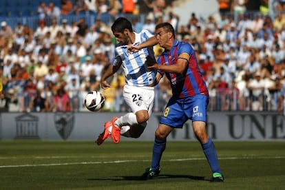 Ballesteros lucha con Isco durante el Málaga-Levante