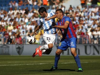 Ballesteros lucha con Isco durante el Málaga-Levante