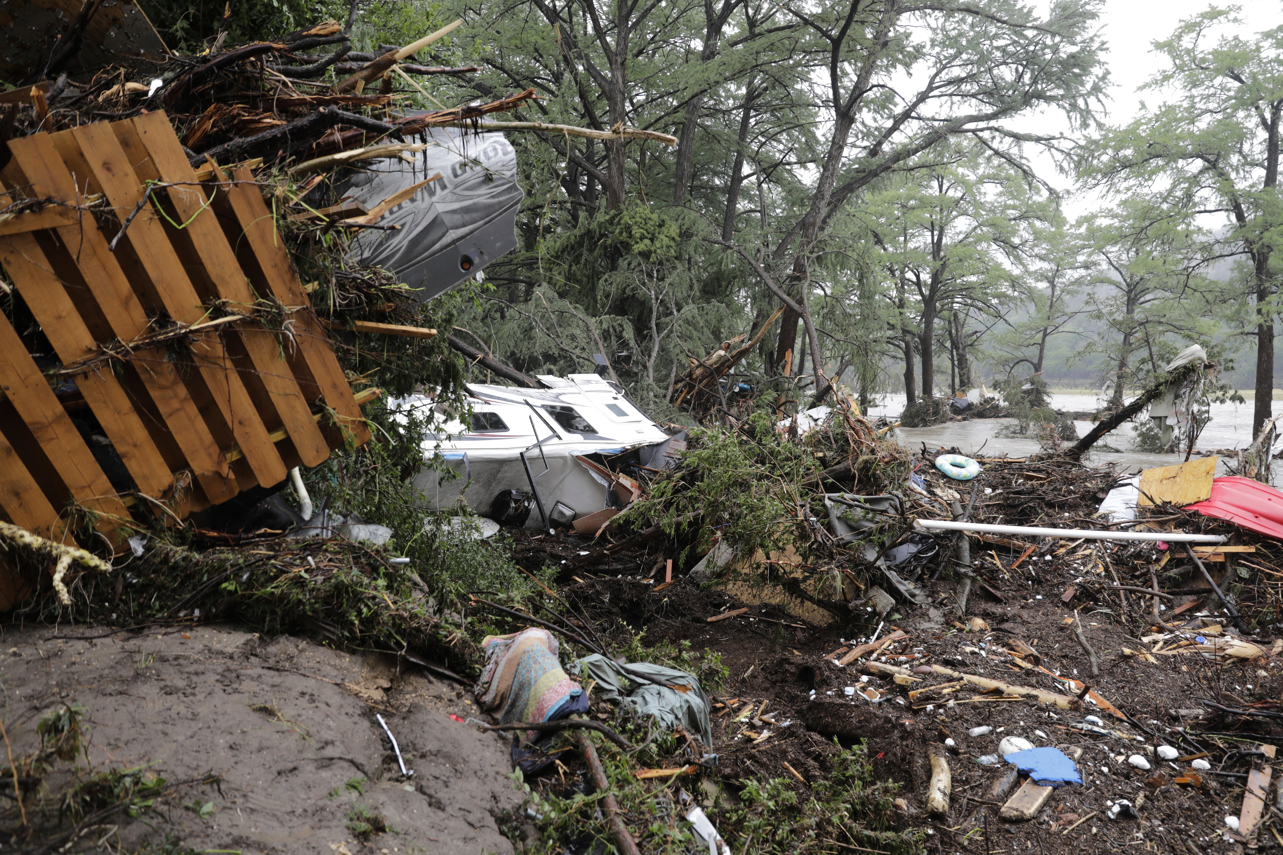 Unas inundaciones devastadoras dejan al menos 13 muertos y decenas de desaparecidos en Texas 