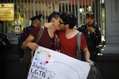 Dos gais se besan en una marcha en Ciudad de México.