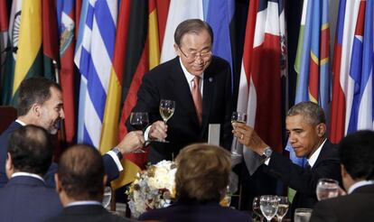 El Rey, el secretario general de Naciones Unidas, Ban Ki-moon, y el presidente de EEUU, Barack Obama, brindan durante la celebración de la 69 reunión de la Asamblea General de la ONU, en Nueva York, el 24 de septiembre de 2014.