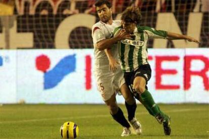 El sevillista Maresca y el bético Rivera, en el partido de la primera vuelta.