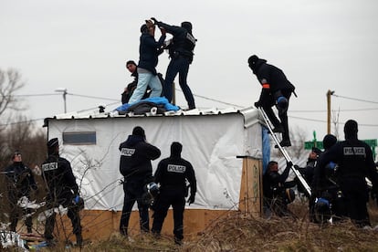 Disturbios entre inmigrantes y policía durante la desmantelación del campo.