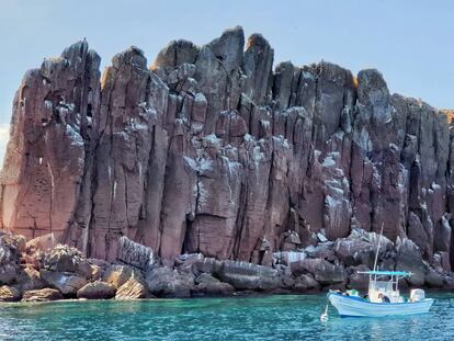 Formaciones rocosas camino a la isla Espíritu Santo, en el Estado mexicano de Baja California Sur.