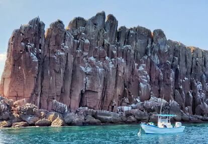 Formaciones rocosas camino a la isla Espíritu Santo, en el Estado mexicano de Baja California Sur.