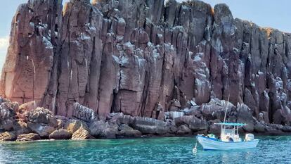 Formaciones rocosas camino a la isla Espíritu Santo, en el Estado mexicano de Baja California Sur.