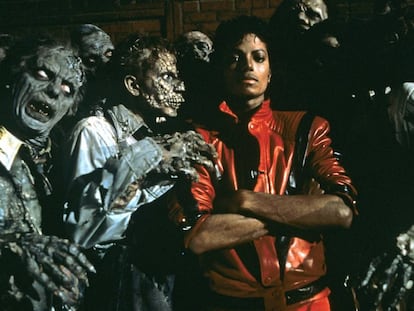 En la imagen, Michael Jackson rodeado de muertos vivientes en el videoclip de 'Thriller'.