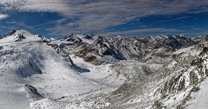 Vista desde Rettenbachjoch y vista hacia Braunschweiger Hütte en Pitztal, Tirol (Austria).