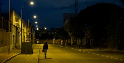Una mujer que ejerce la prostitución camina por una calle del polígono de Villaverde, Madrid.
