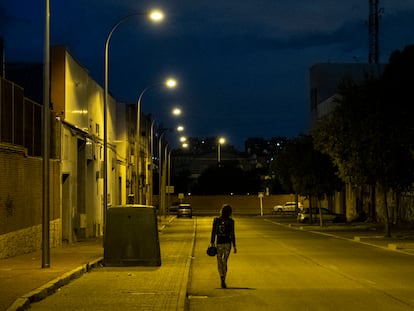 Una mujer que ejerce la prostitución camina por una calle del polígono de Villaverde.