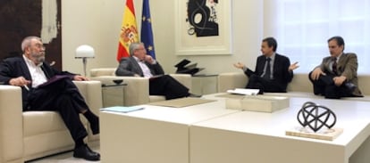 Méndez y Toxo, durante su encuentro con Zapatero y Gómez en La Moncloa.