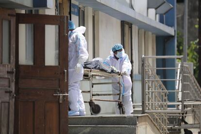 Varios hospitales en la capital nacional han reportado la situación de urgencia y riesgo en que se encuentran sus pacientes en cuidados intensivos por falta de oxígeno. En la imagen, traslado del cuerpo de un paciente fallecido por covid en un hospital de Calculta.