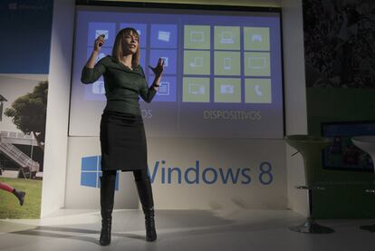 María Garaña, presidenta de Microsoft Ibérica, durante la presentación del nuevo sistema operativo Windows 8, hoy en Madrid