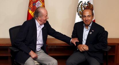 El rey Juan Carlos conversa con Felipe Calderón.