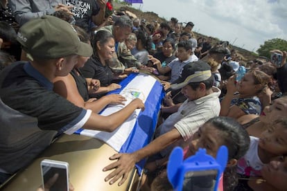 Entierro de un adolescente muerto este miércoles durante una manifestación pacífica en Nicaragua.