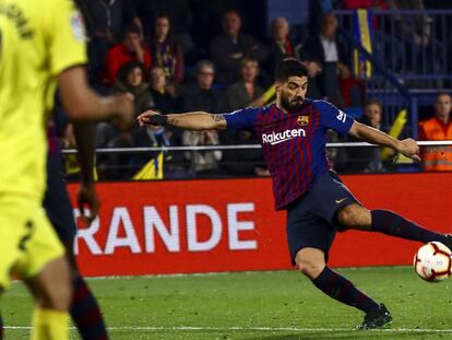 Luis Suárez, en el último remate que valió el empate.