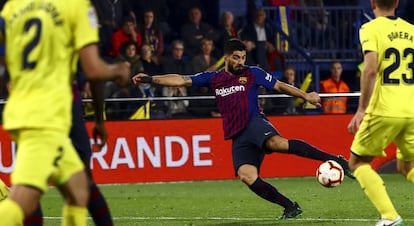 Luis Suárez, en el último remate que valió el empate.