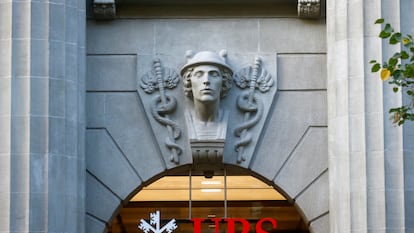 El logotipo del banco suizo UBS en su sede en Zúrich, Suiza.