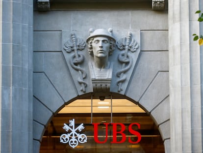 El logotipo del banco suizo UBS en su sede en Zúrich, Suiza.