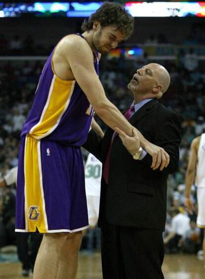 Gasol, antes de abandonar el partido