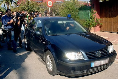 La tercera fase de la Operación Malaya se ha saldado hasta el momento con 11 detenciones, entre las que destacan la de Maite Zaldívar, ex mujer del ex alcalde de Marbella Julián Muñoz, por un presunto delito de blanqueo de dinero. En la foto, un coche de la policía traslada a Zaldívar a dependencias policiales, después de que se realizara un registro pormenorizado de su domicilio en la localidad malagueña.