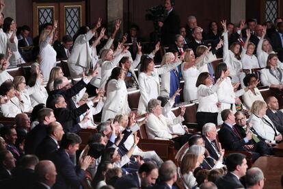 Congresistas reaccionan cuando el presidente pronuncia el discurso.