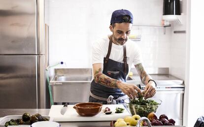 El chef Juan Llorca, en las cocinas de la Valencia Montessori School. “No existen los superalimentos, existe la superalimentación”, afirma.