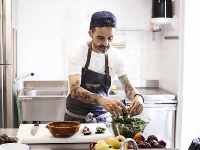 El chef Juan Llorca, en las cocinas de la Valencia Montessori School. “No existen los superalimentos, existe la superalimentación”, afirma.