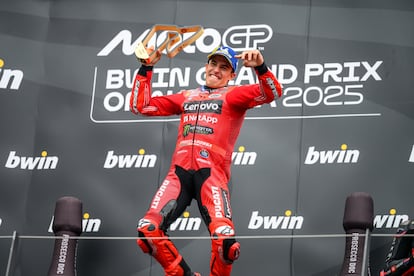 El piloto español Marc Márquez celebra su victoria el Gran Premio de Austria, este domingo.