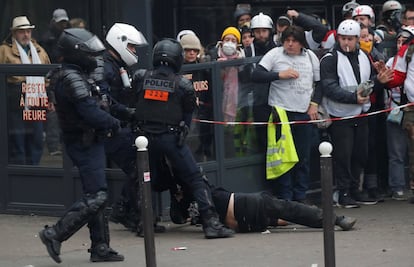 Agentes de la policía francesa detienen a un manifestante durante las protestas de los 'chalecos amarillos', en París.