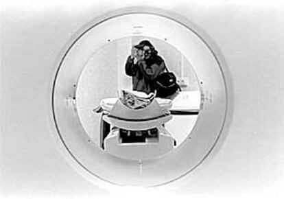 Un fotógrafo, en el interior del PET inaugurado ayer en el hospital Virgen del Rocío.
