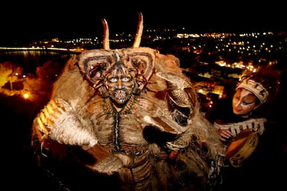 Todo el municipio vive en la calle el Carnaval de Águilas, en Murcia, declarado Fiesta de Interés Turístico Internacional en 2015. La Suelta de la Mussona, uno de los personajes más representativos de esta fiesta (en la foto), mitad humano mitad animal (jueves 23); la Batalla entre Don Carnal y Doña Cuaresma, el pregón de la Musa y la Mussona Infantil (viernes 24); la gran batalla entre Don Carnal y Doña Cuaresma, la bienvenida al Carnaval de la Musa y el pregón (sábado 25); los desfiles de comparsas; o el concurso nacional de Drag Queen (viernes 10 de marzo).