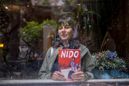 La ilustradora venezolana Laura Guarisco presenta su libro 'Nido', en Bogotá (Colombia), el 15 de octubre de 2023.