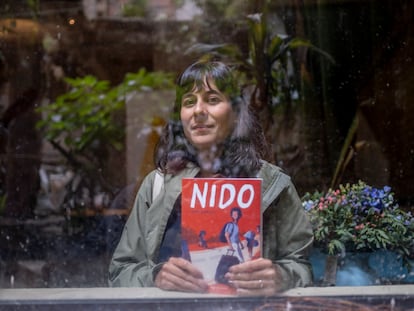 La ilustradora venezolana Laura Guarisco presenta su libro 'Nido', en Bogotá (Colombia), el 15 de octubre de 2023.