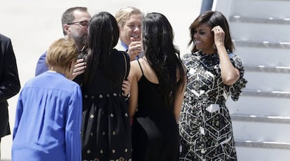 MIchelle Obama con sus hijas y su madre con Costos y Smith.