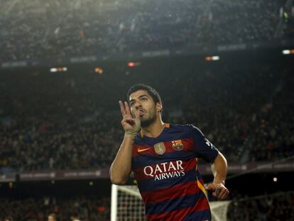 Suárez celebra uno de sus goles contra el Valencia.