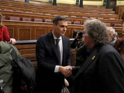 Joan Tardà felicita a Pedro Sánchez tras la censura del gobierno de Mariano Rajoy. 