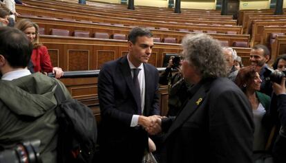 Joan Tardà felicita a Pedro Sánchez tras la censura del gobierno de Mariano Rajoy. 