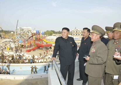 Kim Jong-un supervisa el lugar de construcción del Complejo de Natación Munsu. Fotografía sin fechar publicada por la KCNA el 18 de septiembre de 2013.